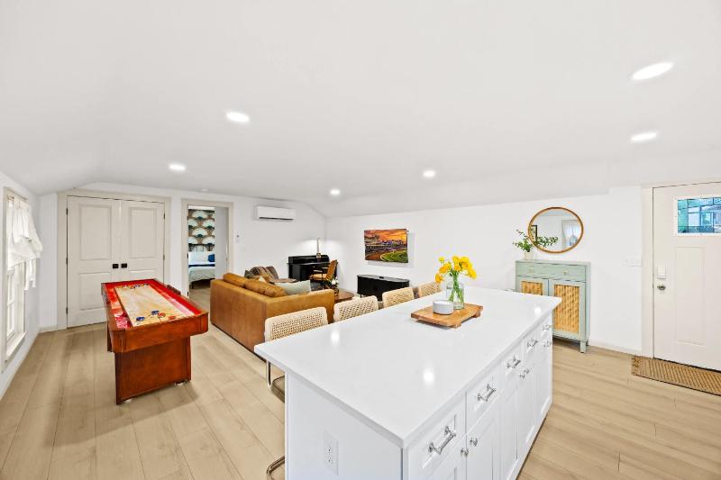 The Gatsby Carriage House Luxe Stay w Game Room - image 3