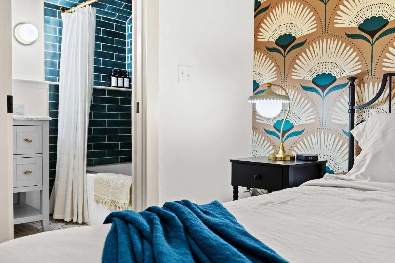 The Gatsby Carriage House Luxe Stay w Game Room - image 9