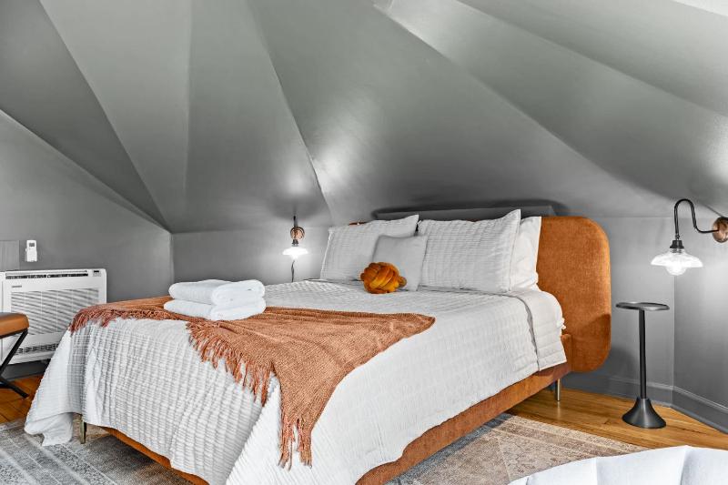 Gatsby Estate Luxe 7BR Retreat with Game Room - image 33