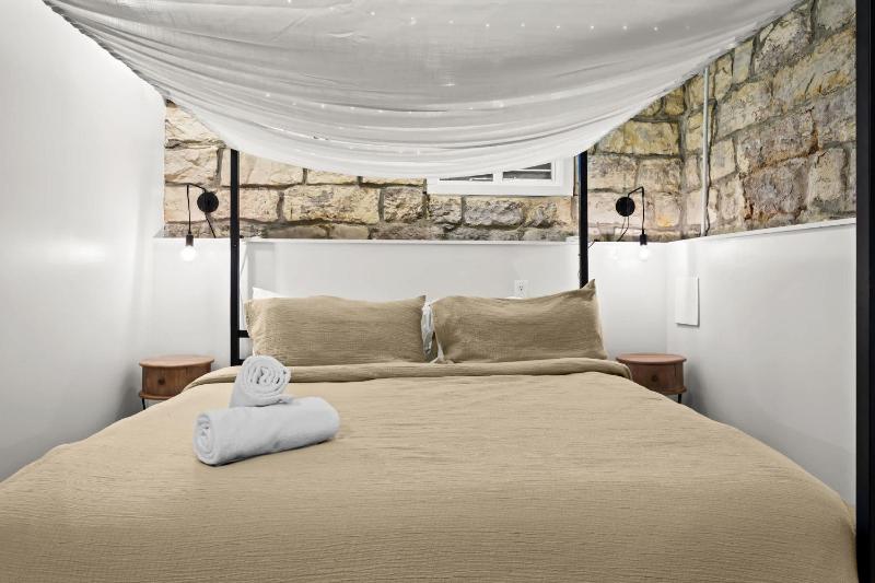 Gatsby Glam 3BR Speakeasy Retreat in Louisville - image 48