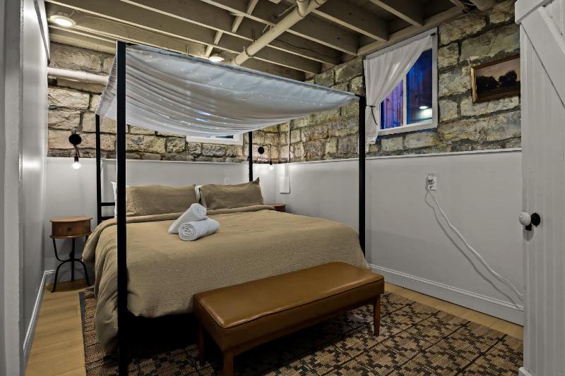 Gatsby Glam 3BR Speakeasy Retreat in Louisville - image 28