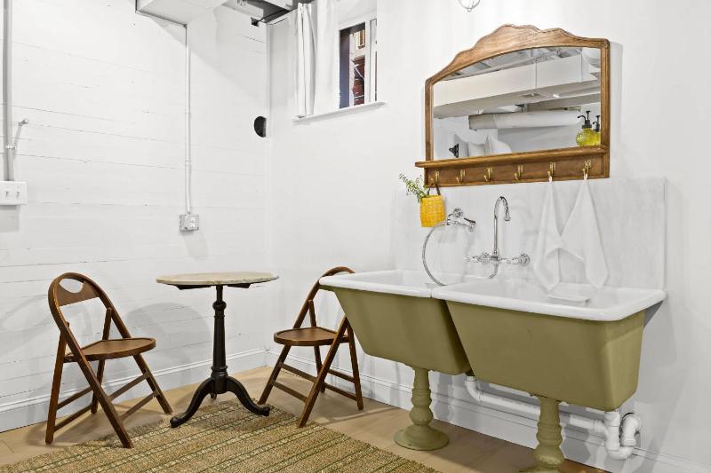 Gatsby Glam 3BR Speakeasy Retreat in Louisville - image 15