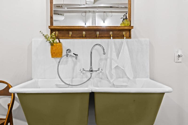 Gatsby Glam 3BR Speakeasy Retreat in Louisville - image 20