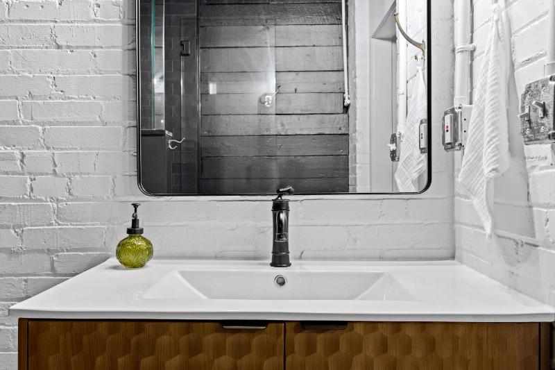 Gatsby Glam 3BR Speakeasy Retreat in Louisville - image 23