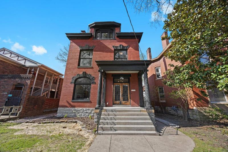 Gatsby Glam 3BR Speakeasy Retreat in Louisville - image 37