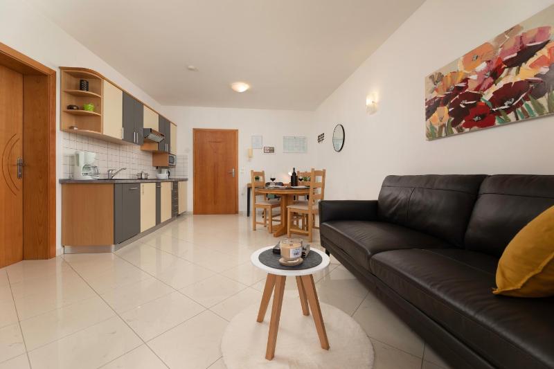 Comfort One-Bedroom Apartment with Sea View  image 1