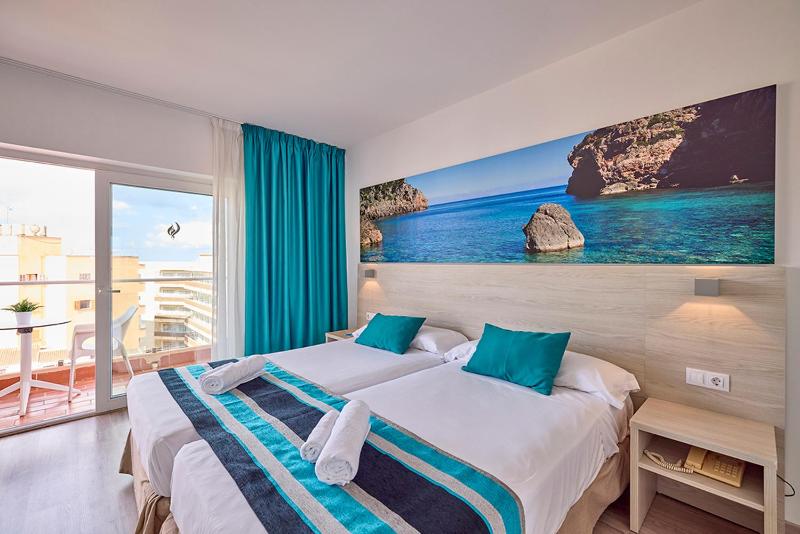 Premium Triple Room with Balcony image 3