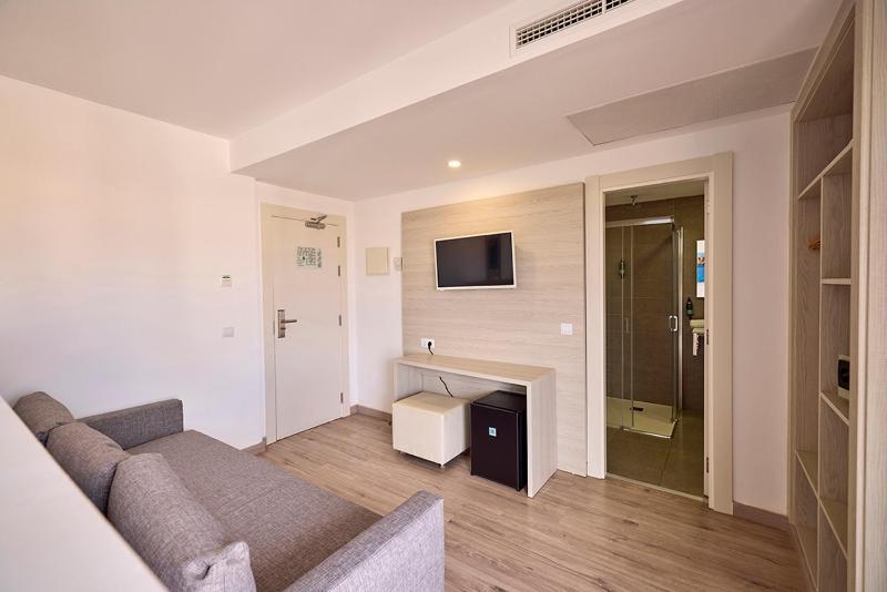 Junior Suite with Balcony image 4