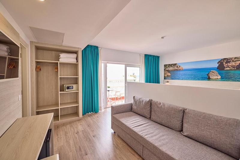 Junior Suite with Balcony image 1