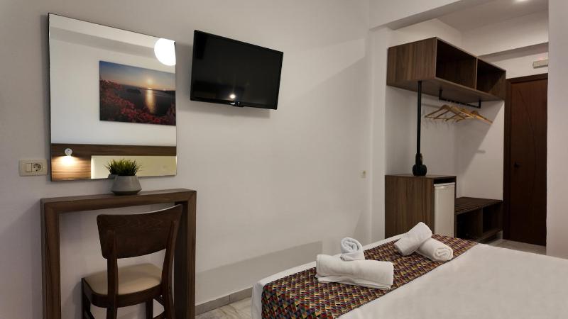 Double or Twin Room with City View image 4