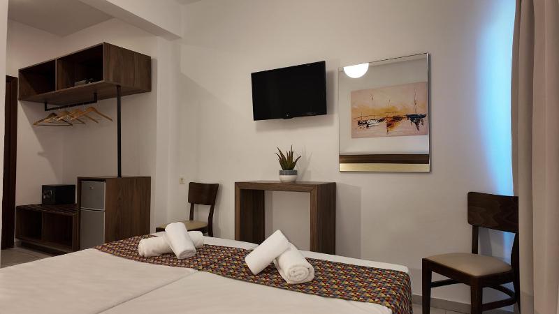 Double or Twin Room with Partial Sea View image 2