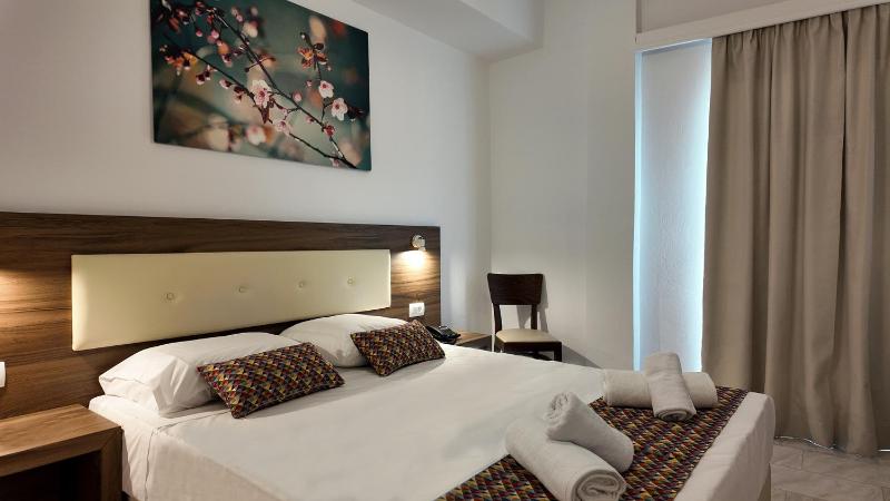 Single Room with City View image 4