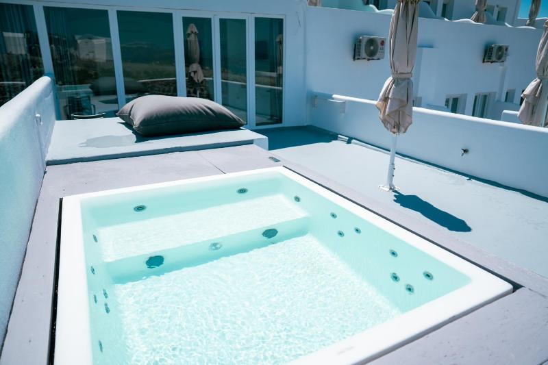 Bright Suite with Hot Tub image 1