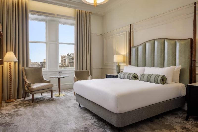 Deluxe King Room - Mobility Accessible image 1
