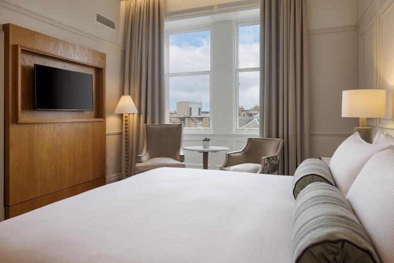 Deluxe King Room - Mobility Accessible image 3