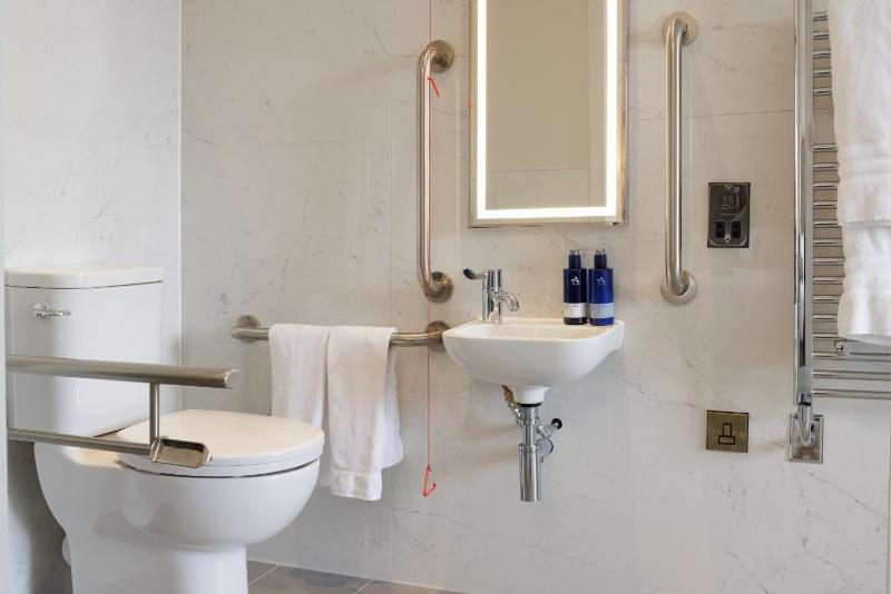 Deluxe King Room - Mobility Accessible image 4
