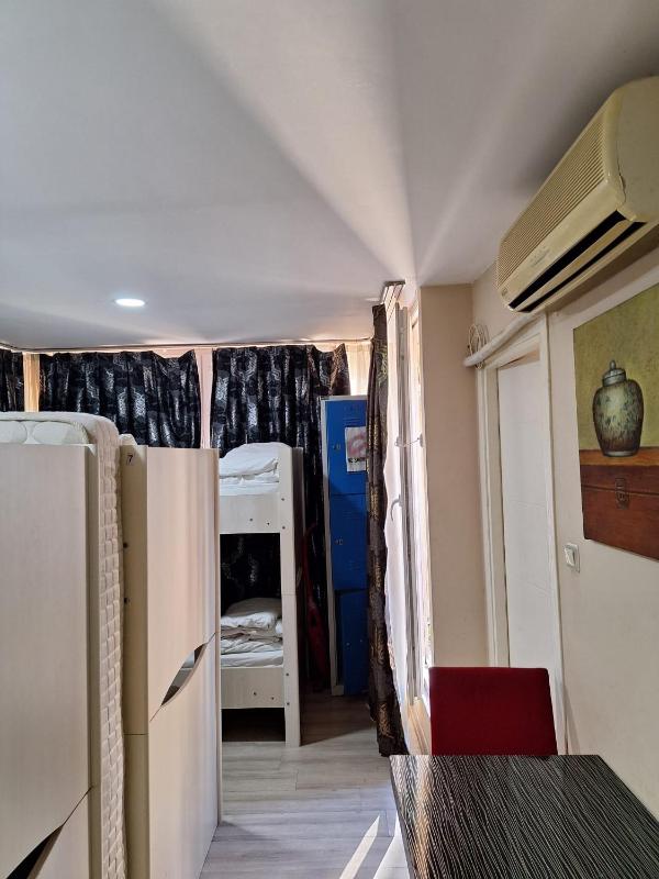 Bed in 8-Bed Mixed Dormitory Room image 3