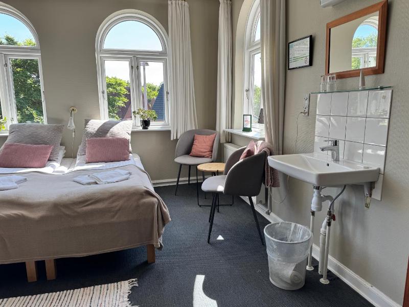 Family Room with Shared Bathroom image 3