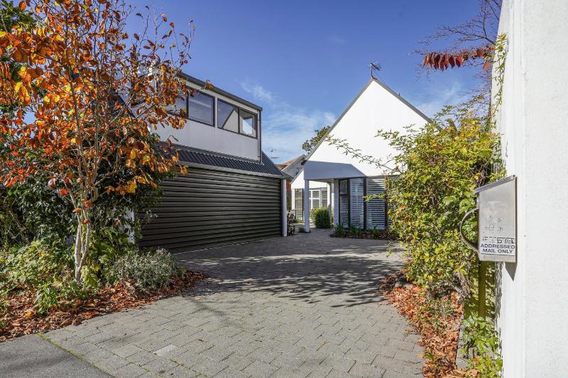 Stylish Fendalton Townhouse - Prime Location - image 14