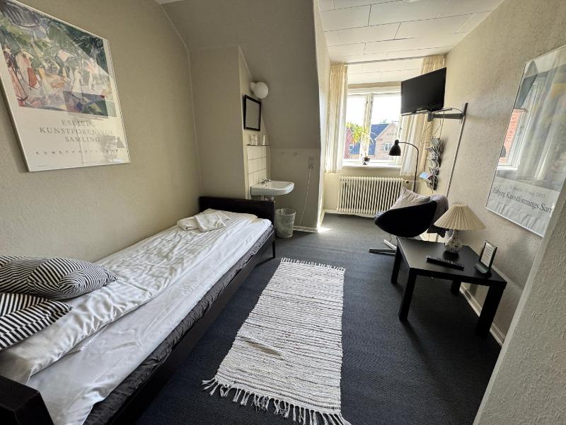 Single Room with Shared Bathroom image 1