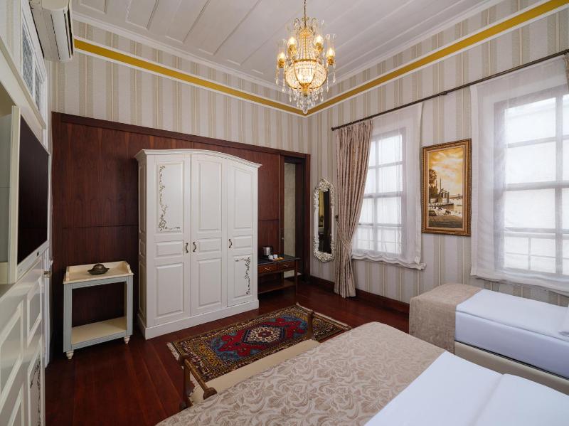 Superior Triple Room image 2