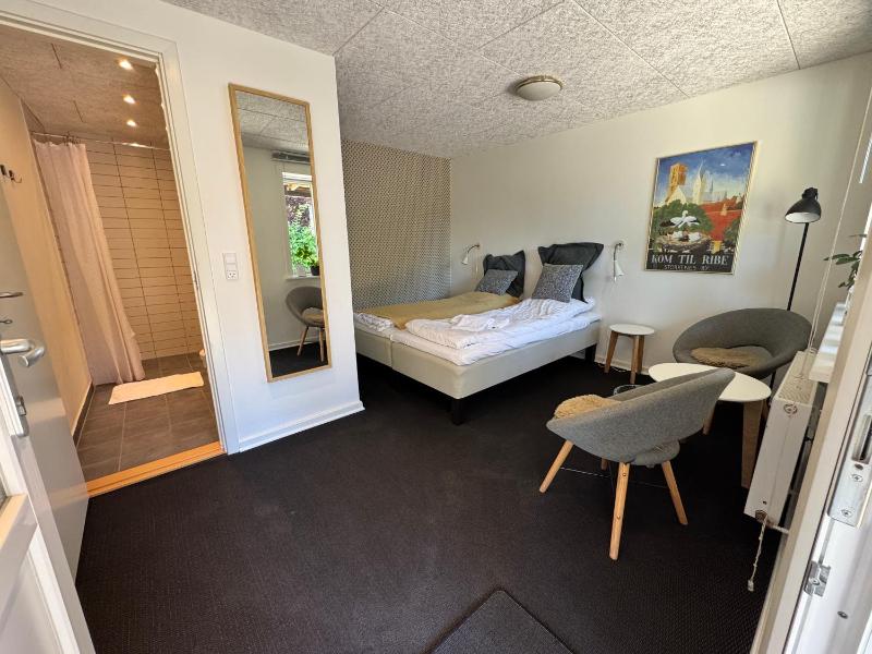 Twin Room with Terrace image 2