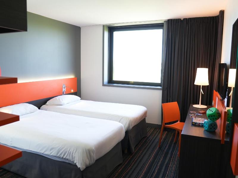 Standard Twin Room image 1