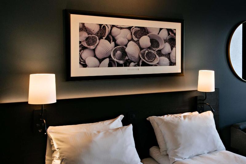 Standard Twin Room image 4