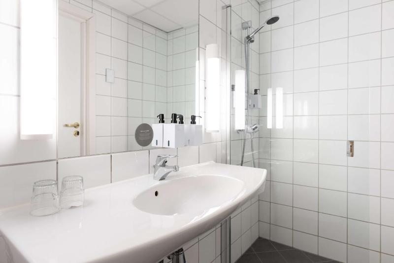 Standard King Room image 2