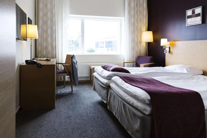 Standard Twin Room image 1