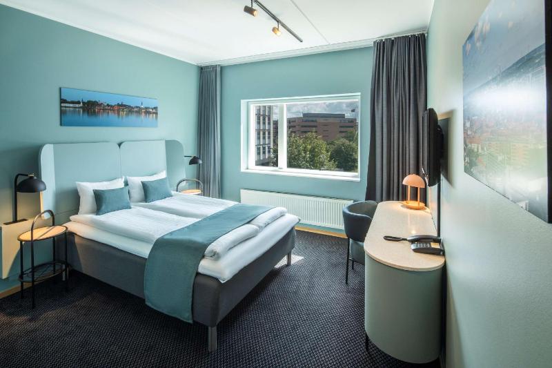 Standard Twin Room image 3
