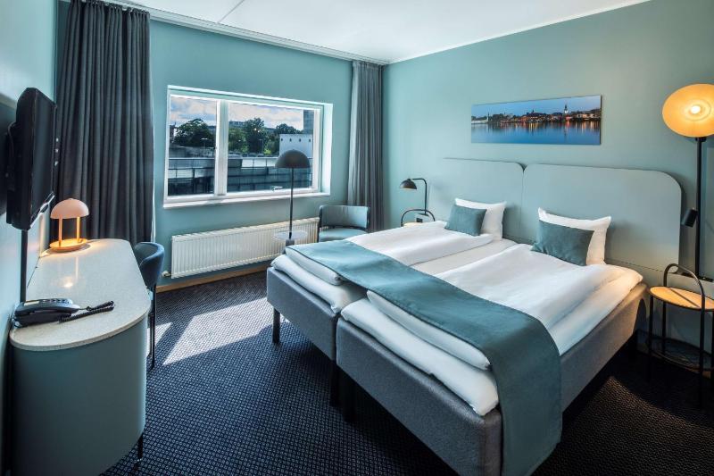 Standard Twin Room image 4