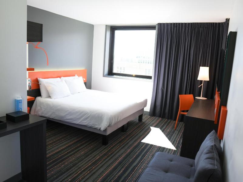 Premium Room with 1 Double Bed image 1