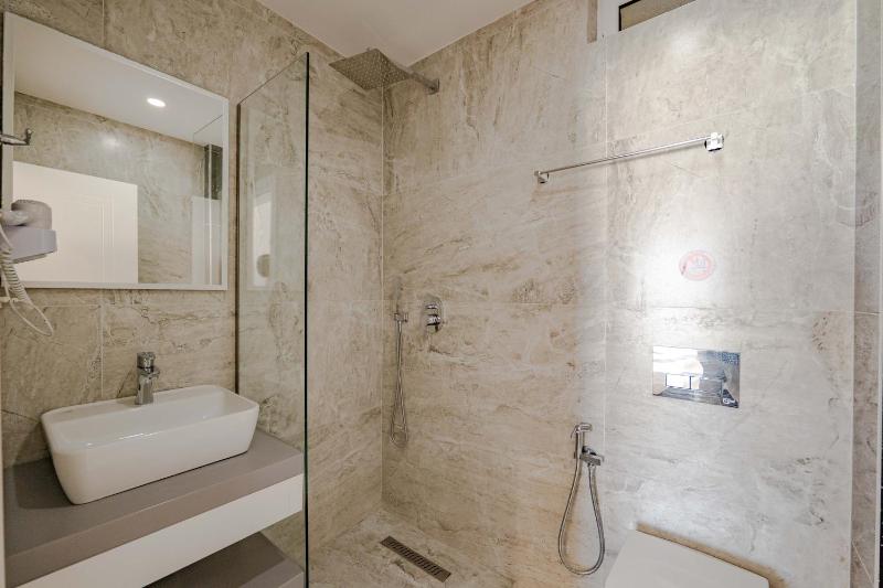 Deluxe Double Room with Side Sea View image 3