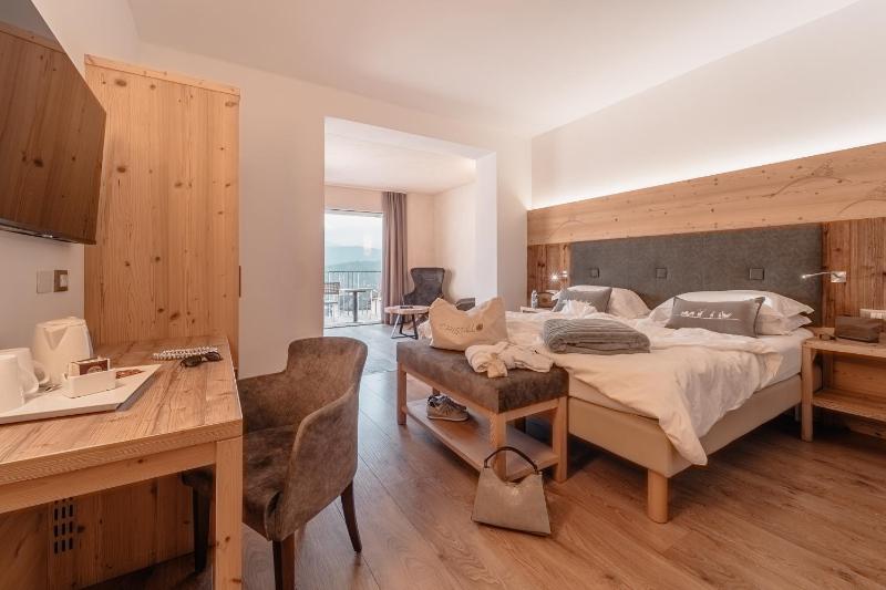 Junior Suite with Balcony image 1