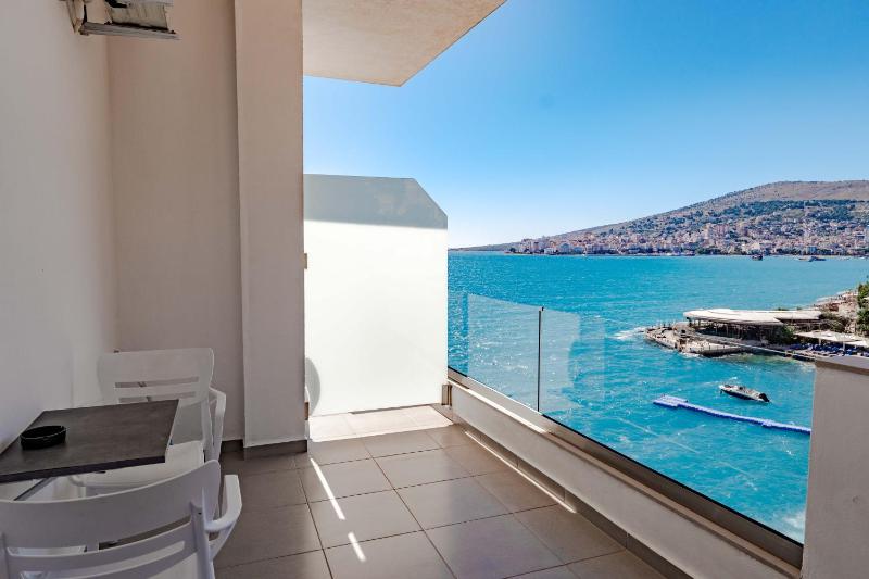 Deluxe Double Room with Side Sea View image 4