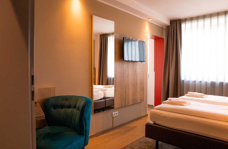 Twin Room image 4