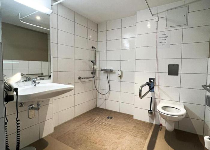 Large Double Room - Wheelchair Accessible image 3