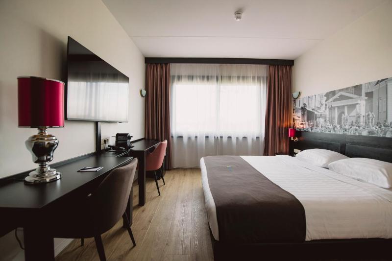 Deluxe King Room image 1