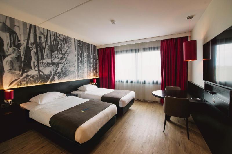 Deluxe Twin Room image 1