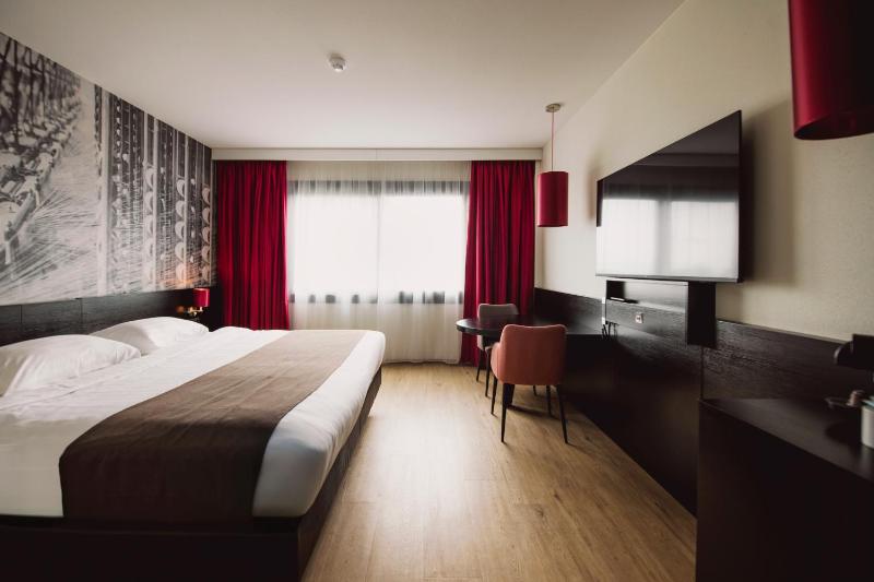Deluxe King Room image 1