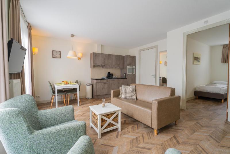 Two-Bedroom Apartment (4 Adults) Noordstraat 6 A,B first floor image 4