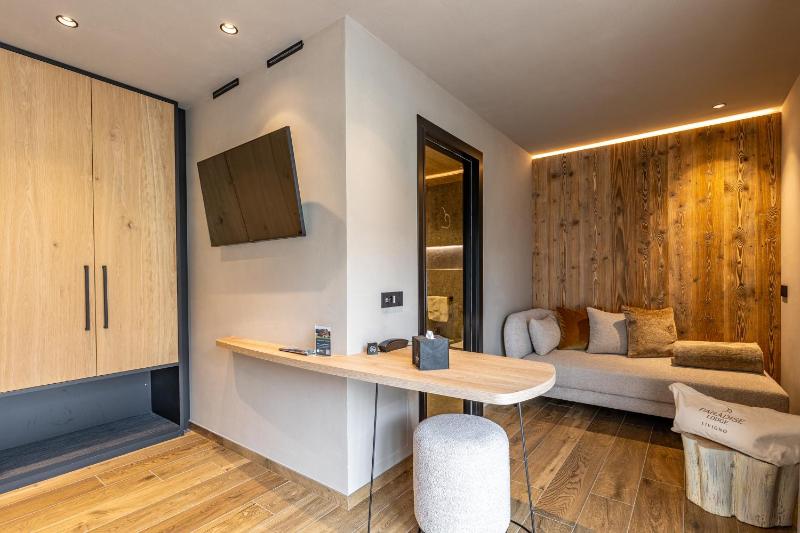 Superior Double or Twin Room with Balcony and Mountain View image 4