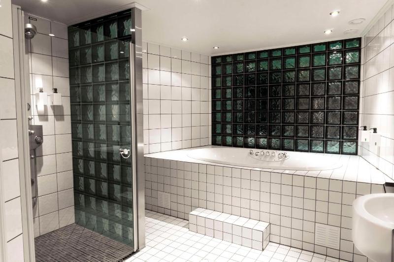 King Suite image 3