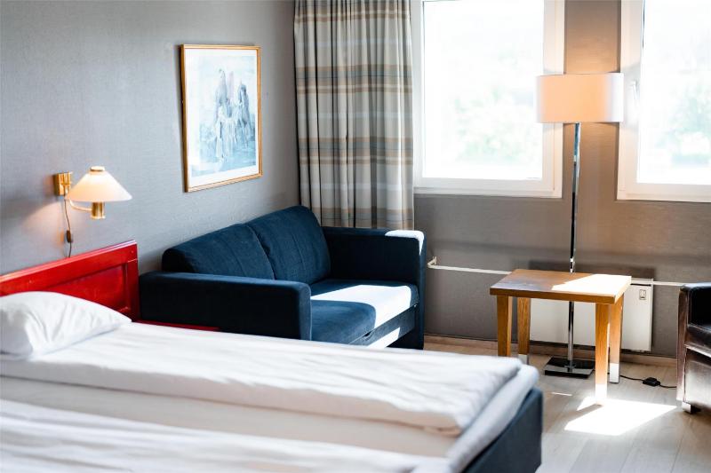 Standard Twin Room image 3