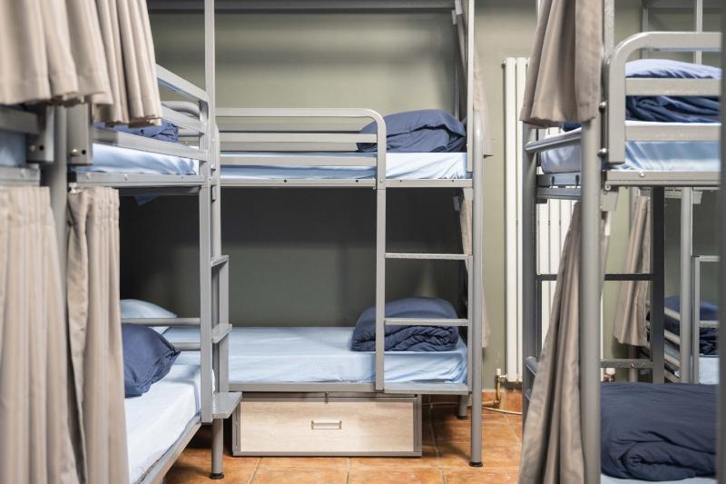 1 Bed in a 14-Bed Dormitory with Bathroom image 1