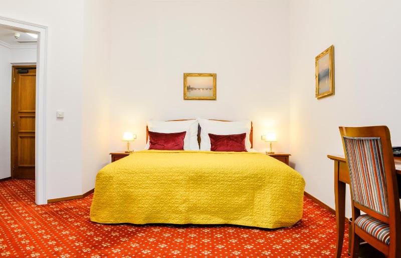 Superior Double or Twin Room with Extra Bed image 2