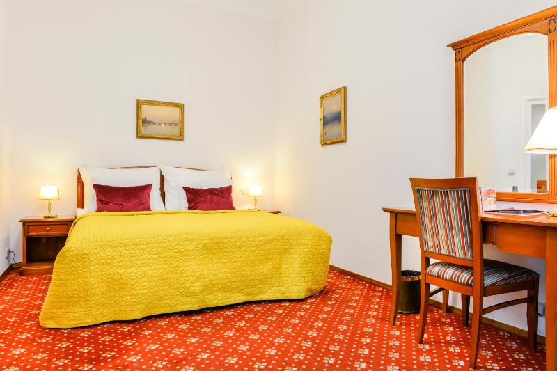 Superior Double or Twin Room with Extra Bed image 3