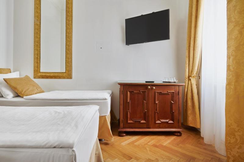 Quadruple Room image 4