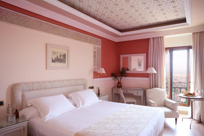 Alhambra Palace Hotel - image 13